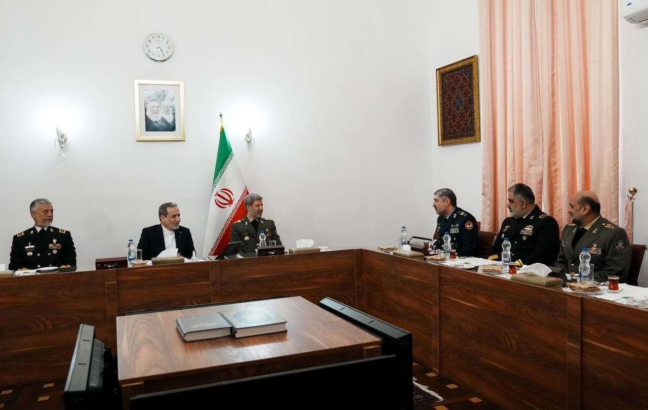 دیدار فرماندهان ارشد ارتش با عراقچی  / ماجرا چیست؟