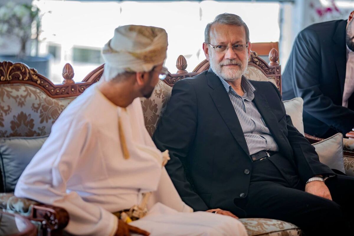 تصویری از یک نامه در دیدار علی لاریجانی با وزیر امور خارجه عمان