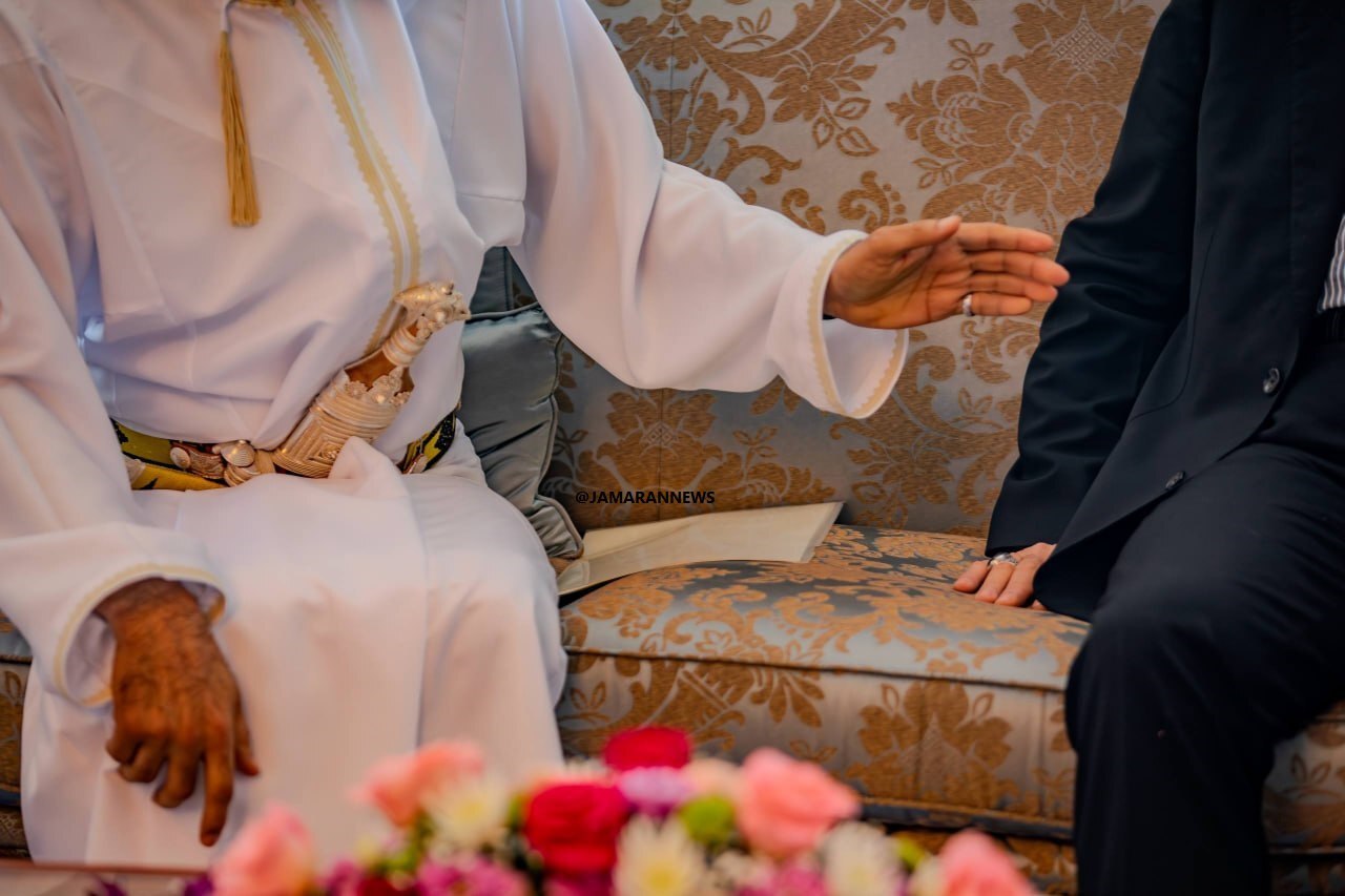 تصویری از یک نامه در دیدار علی لاریجانی با وزیر امور خارجه عمان