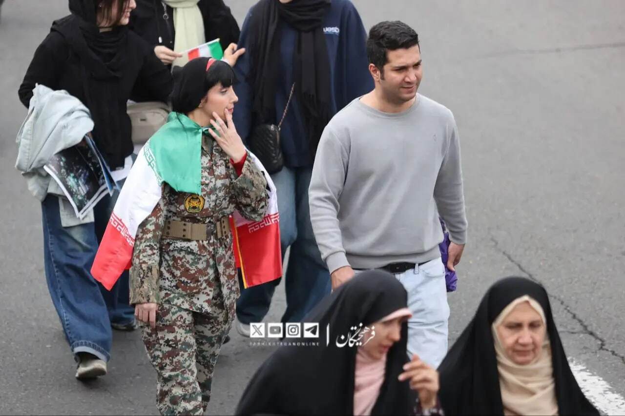 استایل ارتشی دختر جوان در راهپیمایی ۲۲ بهمن+ عکس