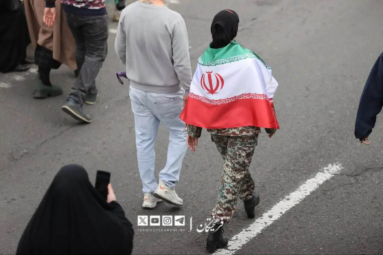 استایل ارتشی دختر جوان در راهپیمایی ۲۲ بهمن+ عکس