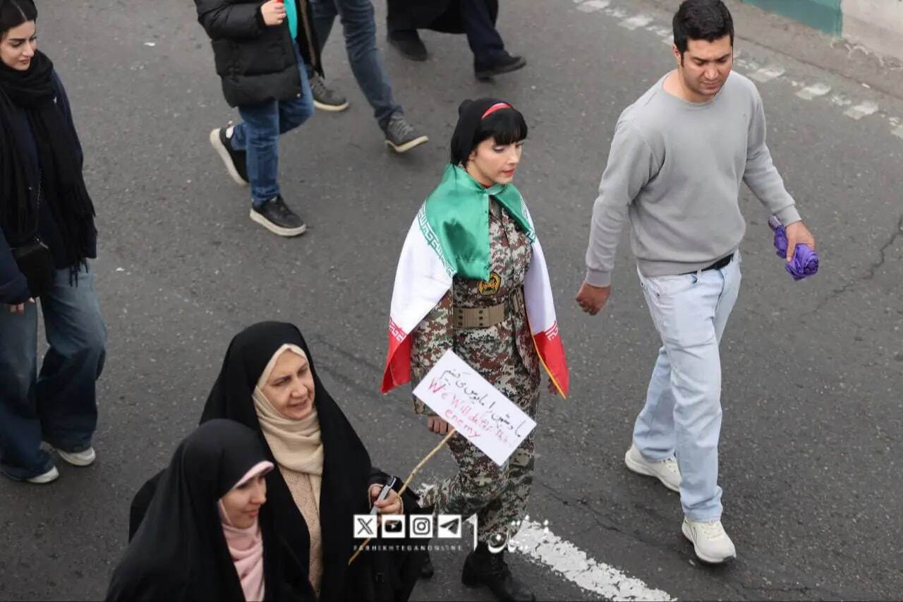 استایل ارتشی دختر جوان در راهپیمایی ۲۲ بهمن+ عکس