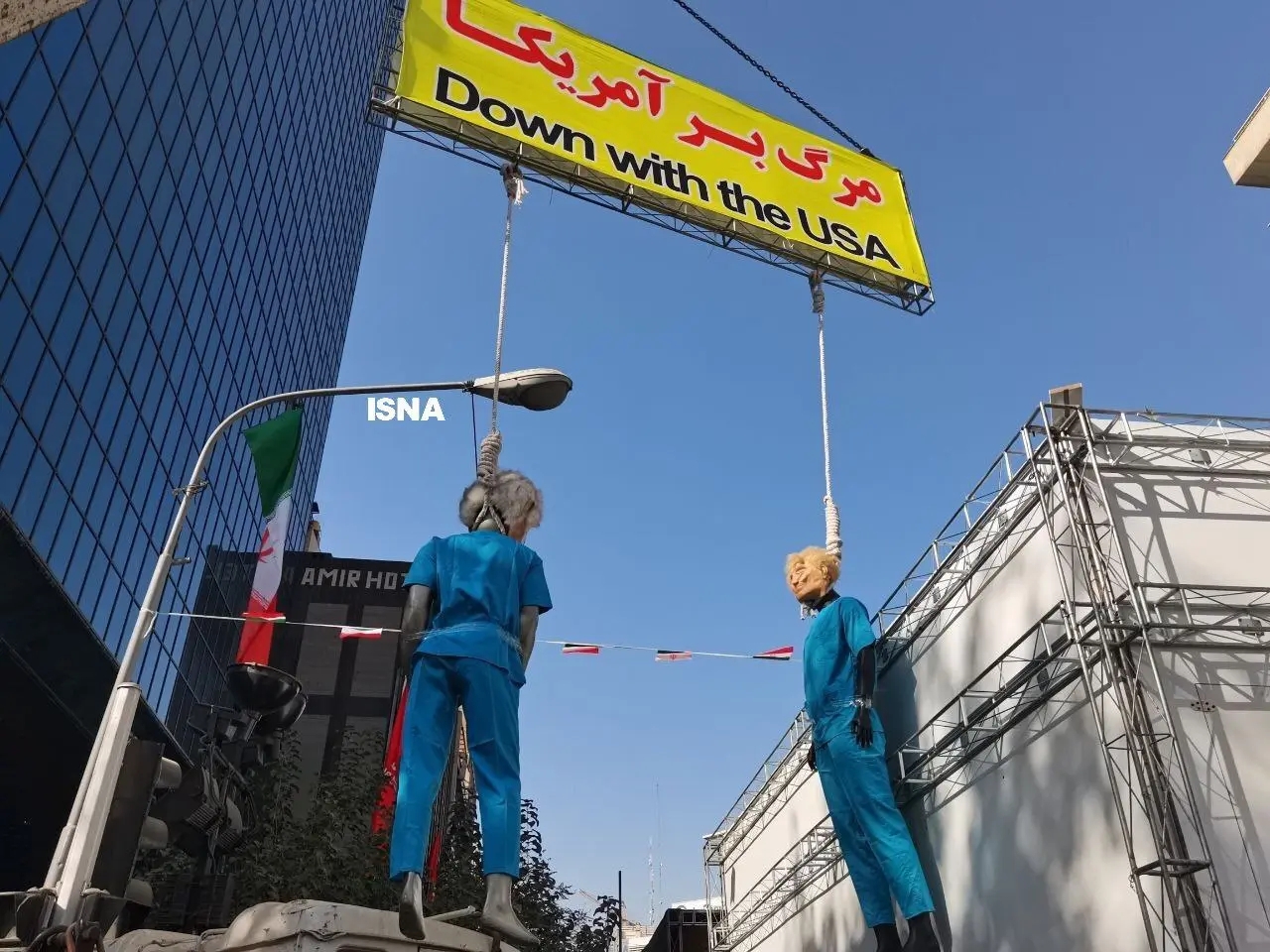 واکنش تهدیدآمیز مارک لوین به تصویر اعدام ترامپ در راهپیمایی تهران + عکس