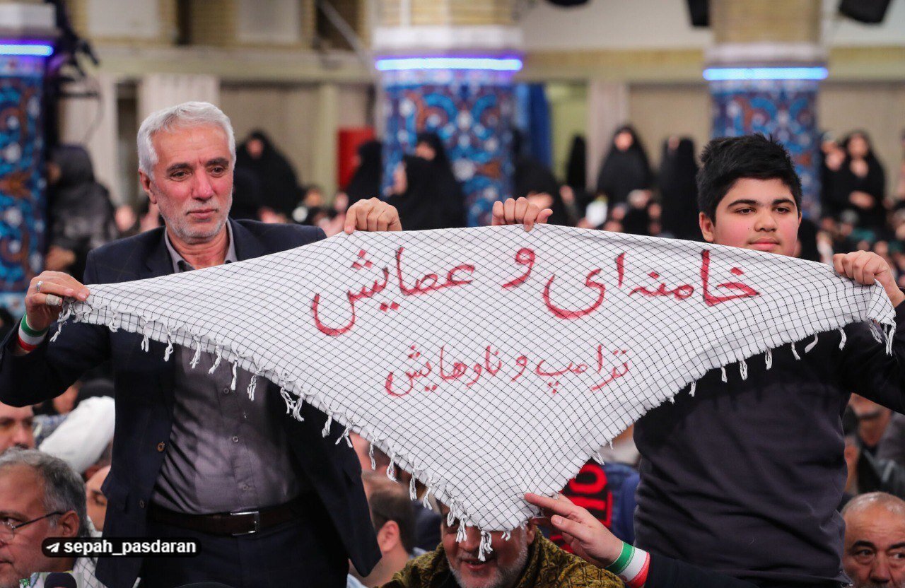 خامنه‌ای و عصایش، ترامپ و ناوهایش/ شعار عجیب در دستان مردم + عکس