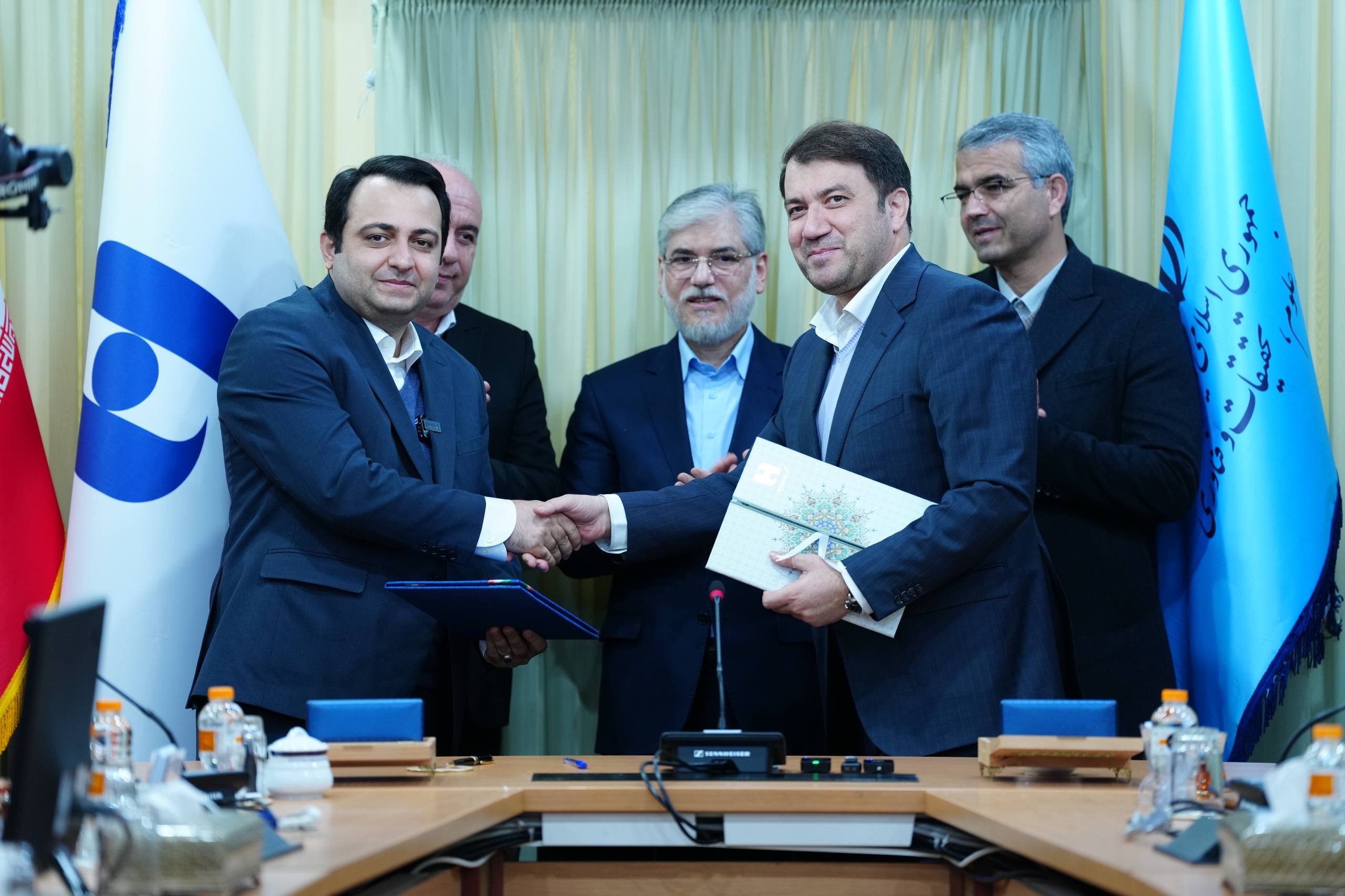 تفاهم‌نامه توسعه همکاری وزارت علوم، تحقیقات و فناوری و بانک صادرات ایران امضا شد / سیمایی صراف: امروز علم و فناوری یک ابزار ضروری برای امنیت کشور است / سیفی: یکی از افتخارات بانک صادرات ایران، خدمت به دانشگاه و عرصه علم است