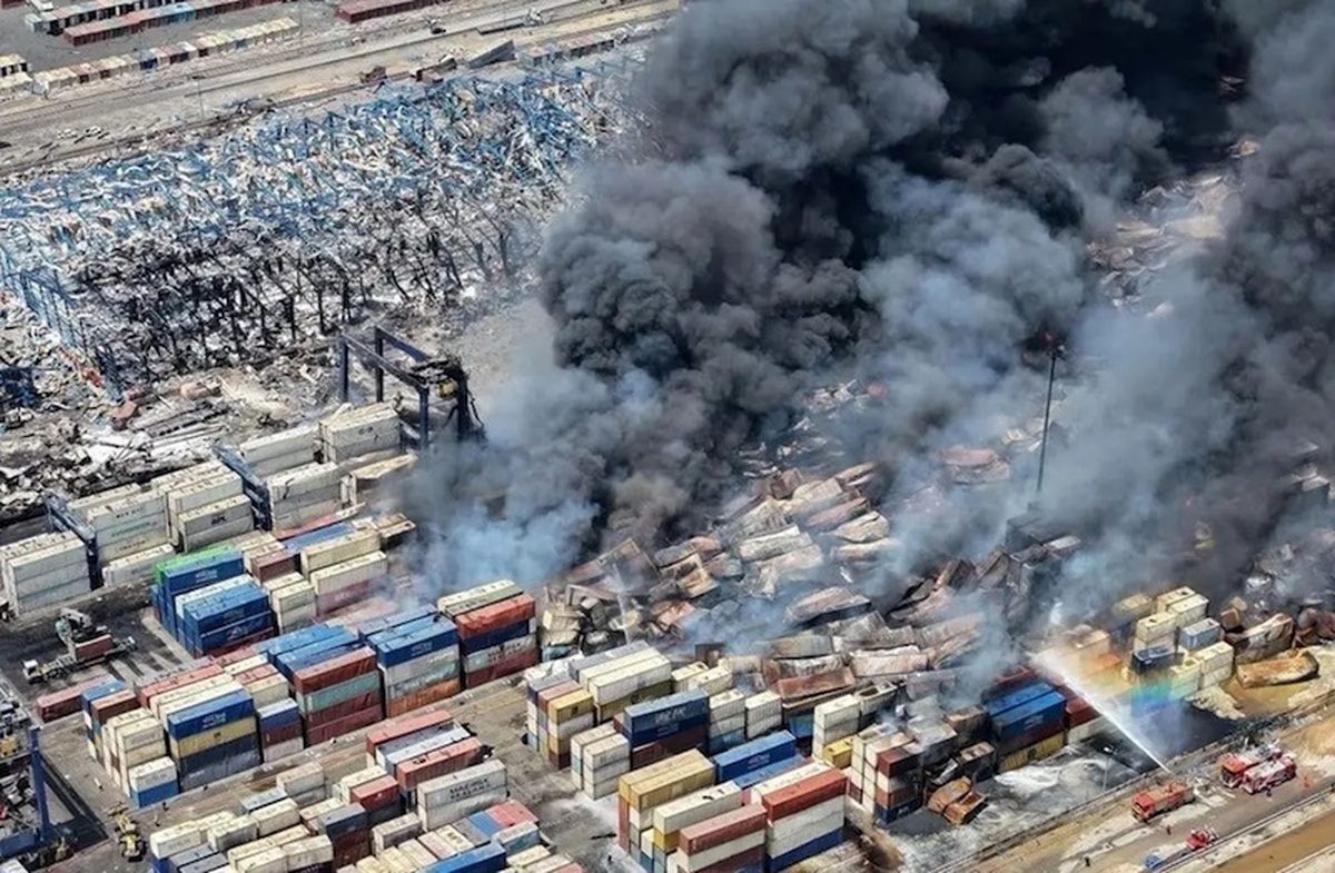 ۳۰۰ روز از حادثه بندر رجایی گذشت/ واردکنندگان: کالاهایمان سوخت، اما باید ارز را برگردانیم!