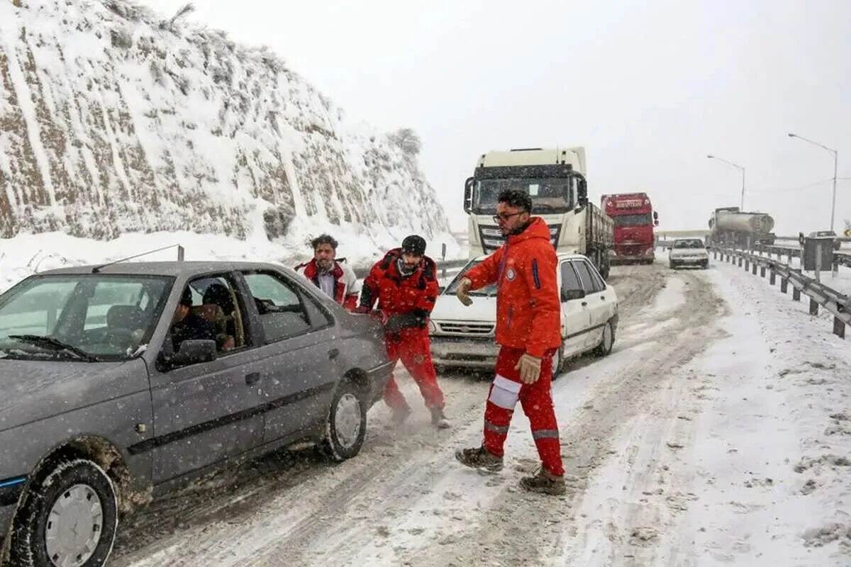 بارش برف و کولاک در ۱۴ استان/ این محورها مسدود شد