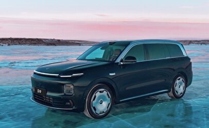 شاسی‌بلند پرابهام و هیجانی / کنترل خودرو با ترکیدن لاستیک حفظ شد