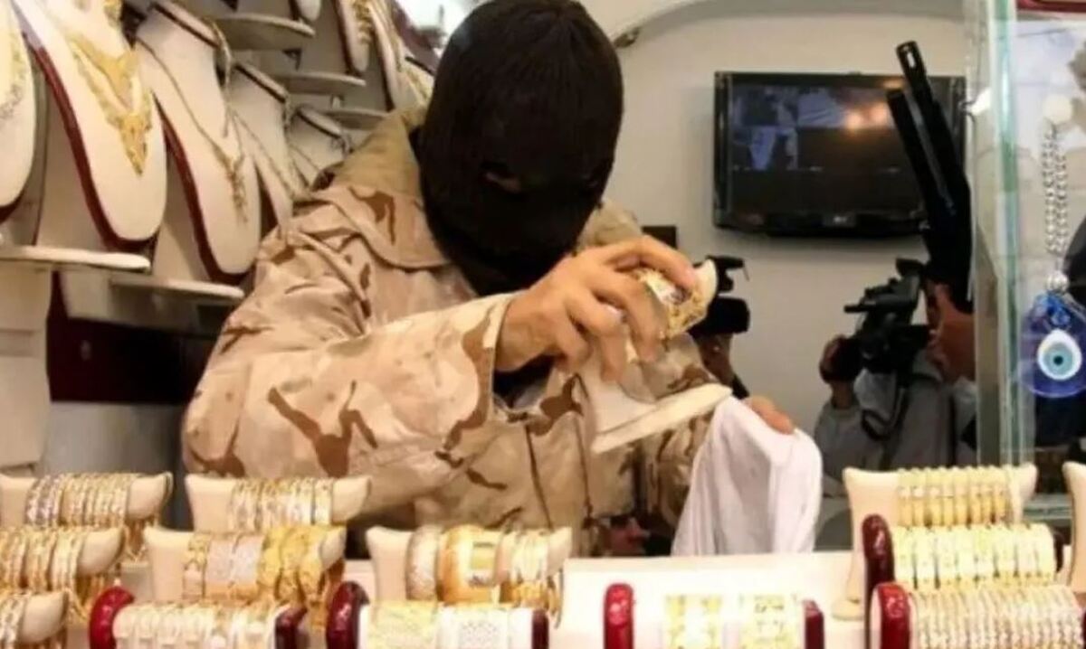 سرقت ۲.۵ کیلو طلا با شلیک چند تیر هوایی/ پلیس در تعقیب باند سارقان مسلح حرفه‌ای