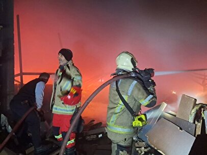 آتش‌سوزی گسترده در منطقه صنعتی جاده ساوه + تصاویر