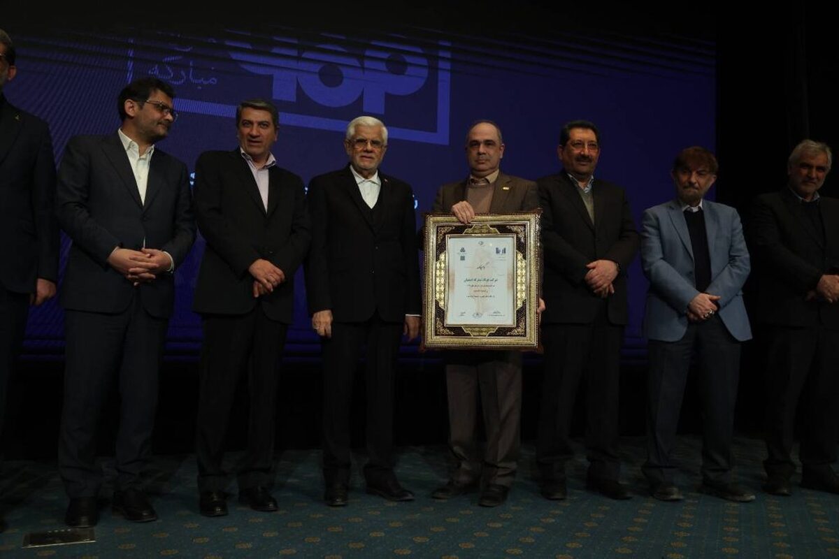 فولاد مبارکه تنها فولادساز در جمع ۱۰ شرکت برتر کشور؛ درخشش با کسب رتبه‌های اول فروش و بازده فروش در گروه فلزات آهنی و رتبه‌های سوم ارزش‌افزوده، سودآوری، اشتغال‌زایی و ارزش بازار برتر