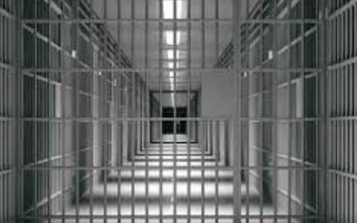 خودروی حمل زندانیان چپ شد/ ۱۹ نفر زخمی شدند که حال ۲ نفر وخیم است + فیلم