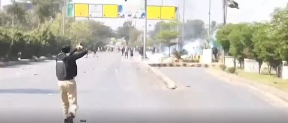 لحظه تیراندازی مستقیم به مردم در عزاداری رهبر انقلاب + فیلم