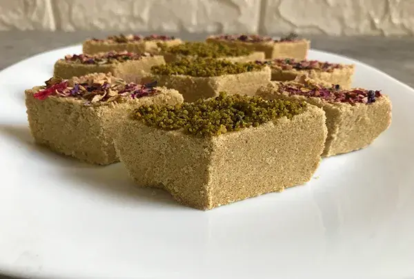 طرز تهیه حلوا زنجبیلی با بافت نرم و لطیف مخصوص سفرههای افطاری طرز تهیه حلوا زنجبیلی با بافت نرم و لطیف مخصوص سفرههای افطاری