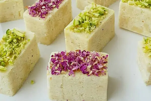 طرز تهیه حلوا زنجبیلی با بافت نرم و لطیف مخصوص سفرههای افطاری طرز تهیه حلوا زنجبیلی با بافت نرم و لطیف مخصوص سفرههای افطاری
