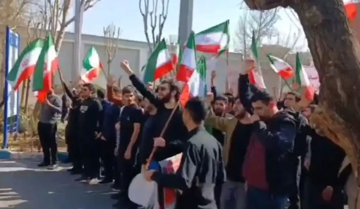 درگیری در دانشگاه شریف / بزرگداشت کشته‌شدگان دی‌ماه به خشونت کشیده شد + فیلم