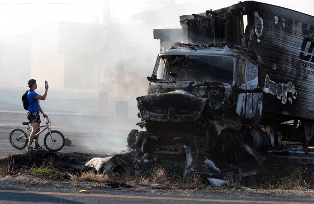 درگیری پلیس مکزیک با کارتل‌های موادمخدر شدت گرفت/ هزاران توریست در فرودگاه و ۸ میلیون شهروند در خانه‌ها محبوس شدند