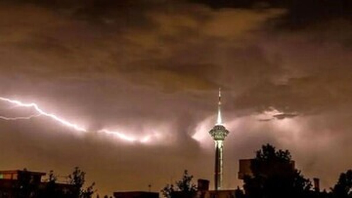سرعت وزش باد در تهران به ۸۸ کیلومتر رسید + فیلم