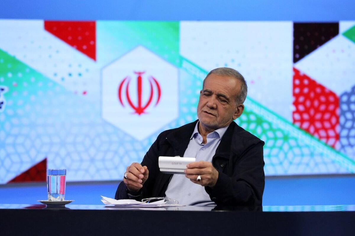 حضور پزشکیان در منزل مادر شهید رئیسی