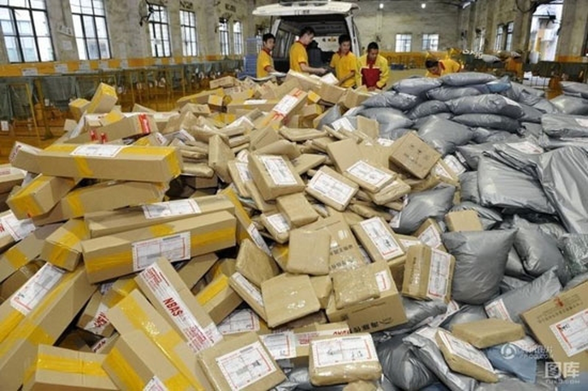 تصاویر قابل تأمل و شرم‌آوری که از یک شرکت پستی لو رفت! + فیلم