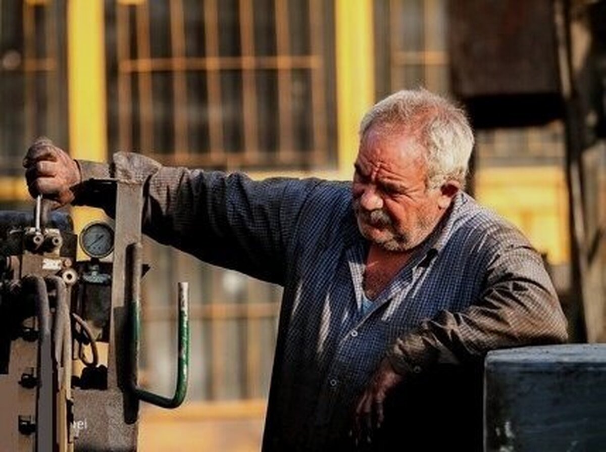 واکنش تند نماینده کارگران به افزایش سن و سابقه بازنشستگی واکنش تند نماینده کارگران به افزایش سن و سابقه بازنشستگی