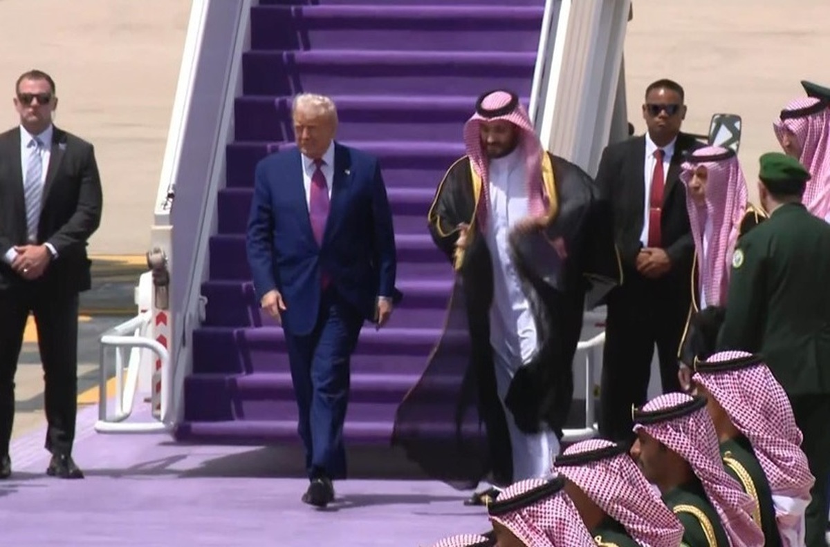 ترامپ وارد عربستان شد؛ لحظه استقبال بن سلمان از ترامپ+ فیلم ترامپ وارد عربستان شد؛ لحظه استقبال بن سلمان از ترامپ+ فیلم