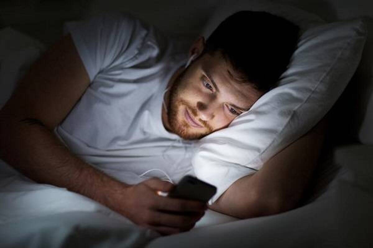 نور آبی موبایل در شب این بلاها را سرتان میآورد نور آبی موبایل در شب این بلاها را سرتان میآورد