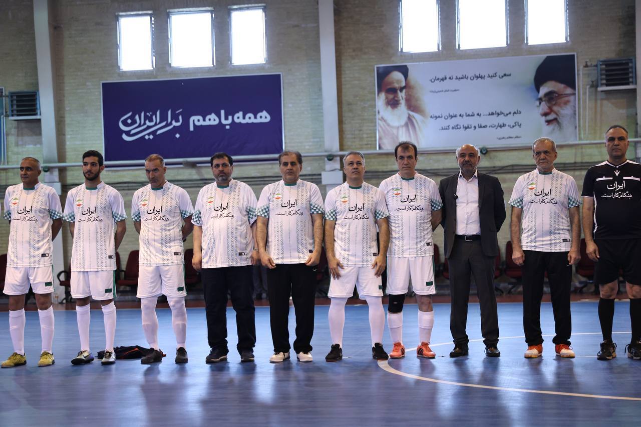 مسعود پزشکیان پا به توپ شد +تصاویر