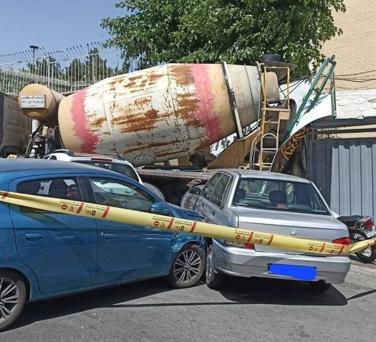 حادثه عجیب رانندگی در سعادت‌آباد؛ برخورد  ۳ خودرو با کامیون میکسر بتن
