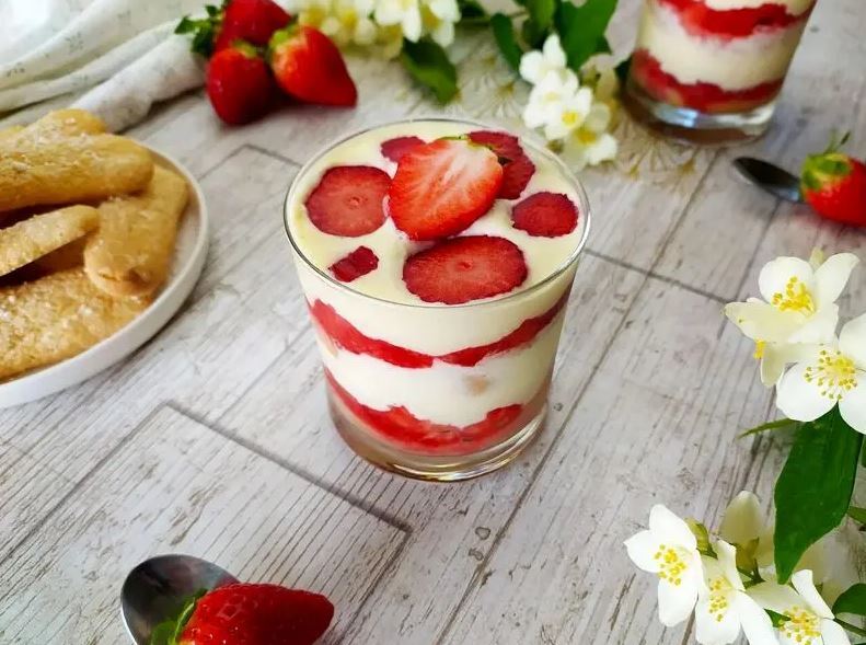 طرز تهیه دسر سه لایه با توت فرنگی
