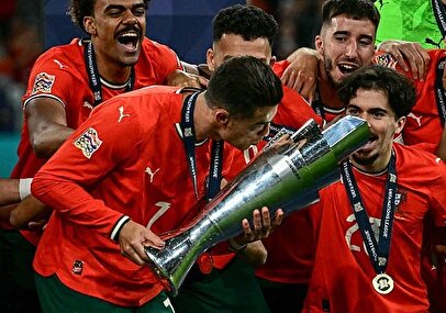 جوان‌ترین ۴۰ ساله دنیا اینگونه جام قهرمانی را در آغوش گرفت+ عکس