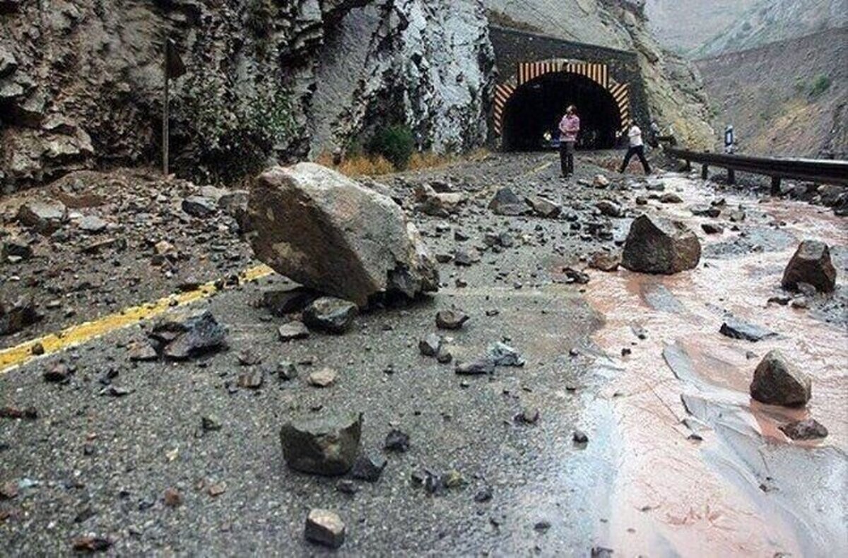 ریزش سنگ در محور هراز/ از سفرهای غیرضروری پرهیز کنید ریزش سنگ در محور هراز/ از سفرهای غیرضروری پرهیز کنید