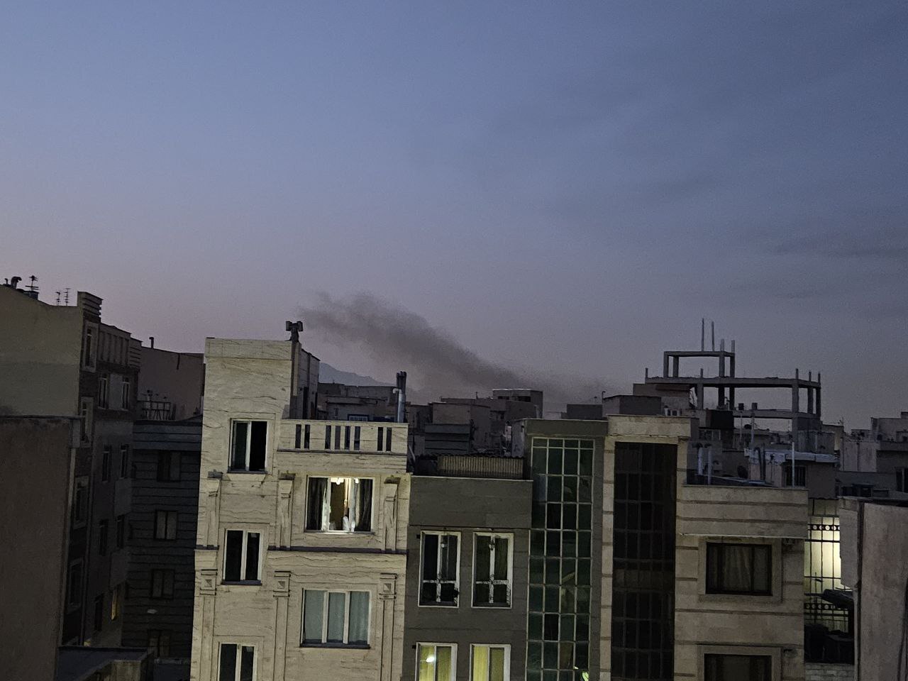 تصاویری از دود سیاه در خیابان پیروزی تهران + عکس