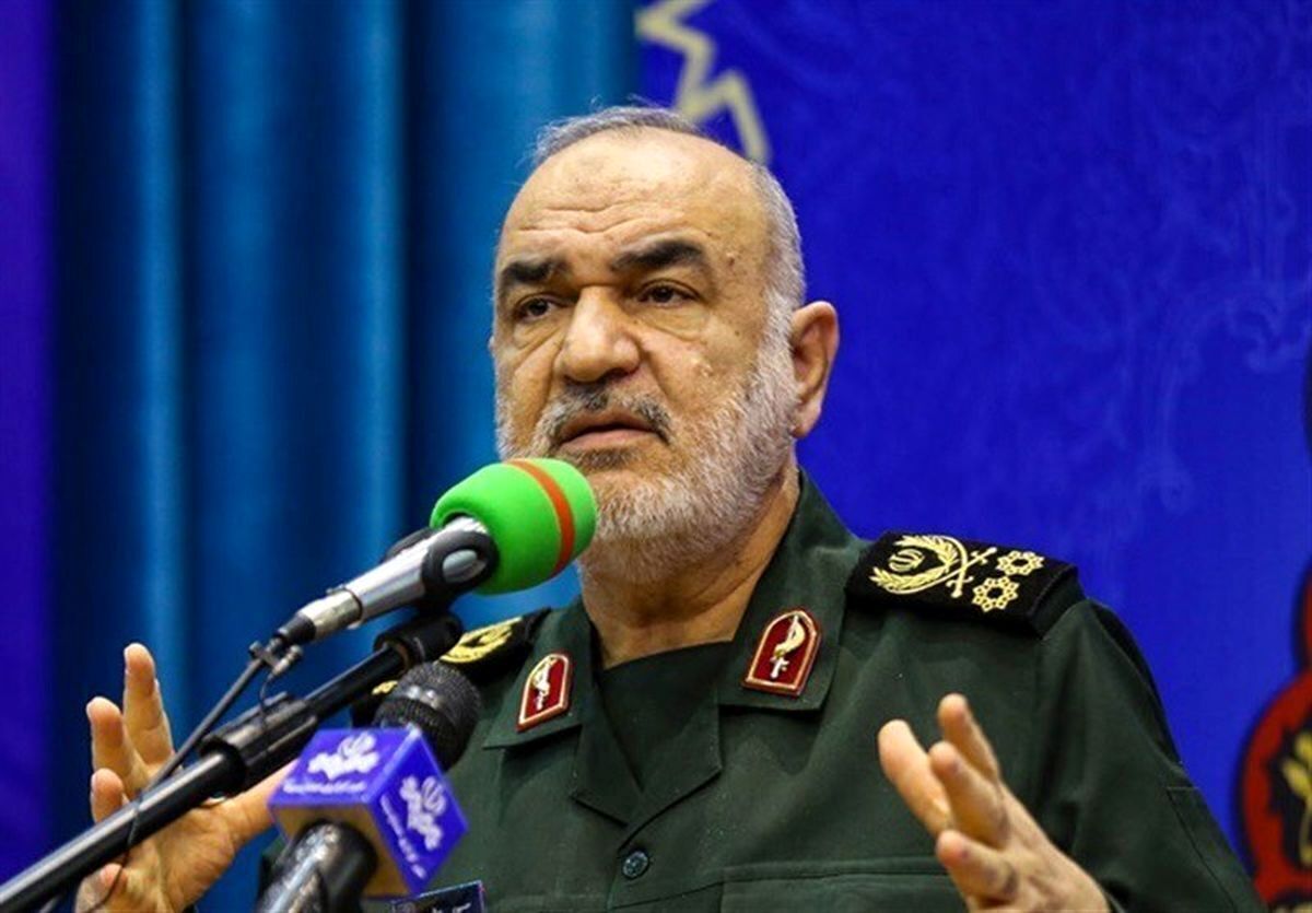 وداع تلخ خانواده سردار سلامی با پیکر فرمانده + عکس وداع تلخ خانواده سردار سلامی با پیکر فرمانده + عکس