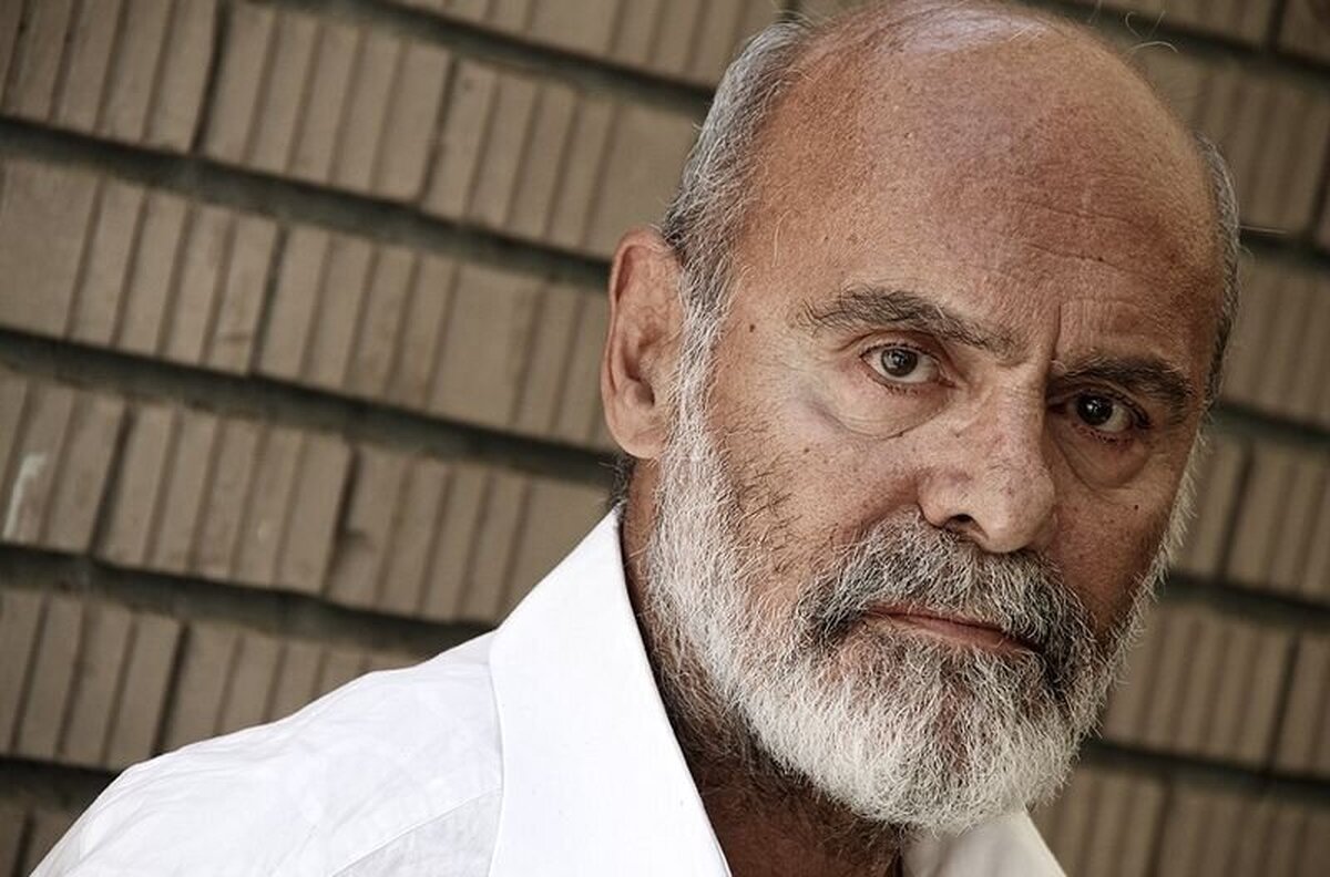 ژست جالب جمشید هاشم پور در کنار فرمانده سپاه ژست جالب جمشید هاشم پور در کنار فرمانده سپاه
