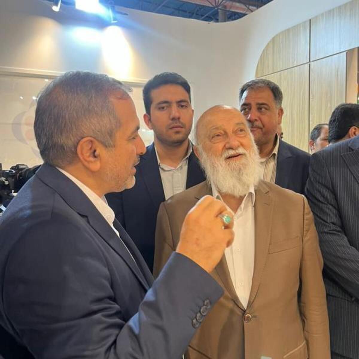 بازدید دکتر مهدی چمران، رئیس شورای اسلامی شهر تهران، از غرفه موسسه اعتباری ملل، در نمایشگاه بین‌المللی مشهد