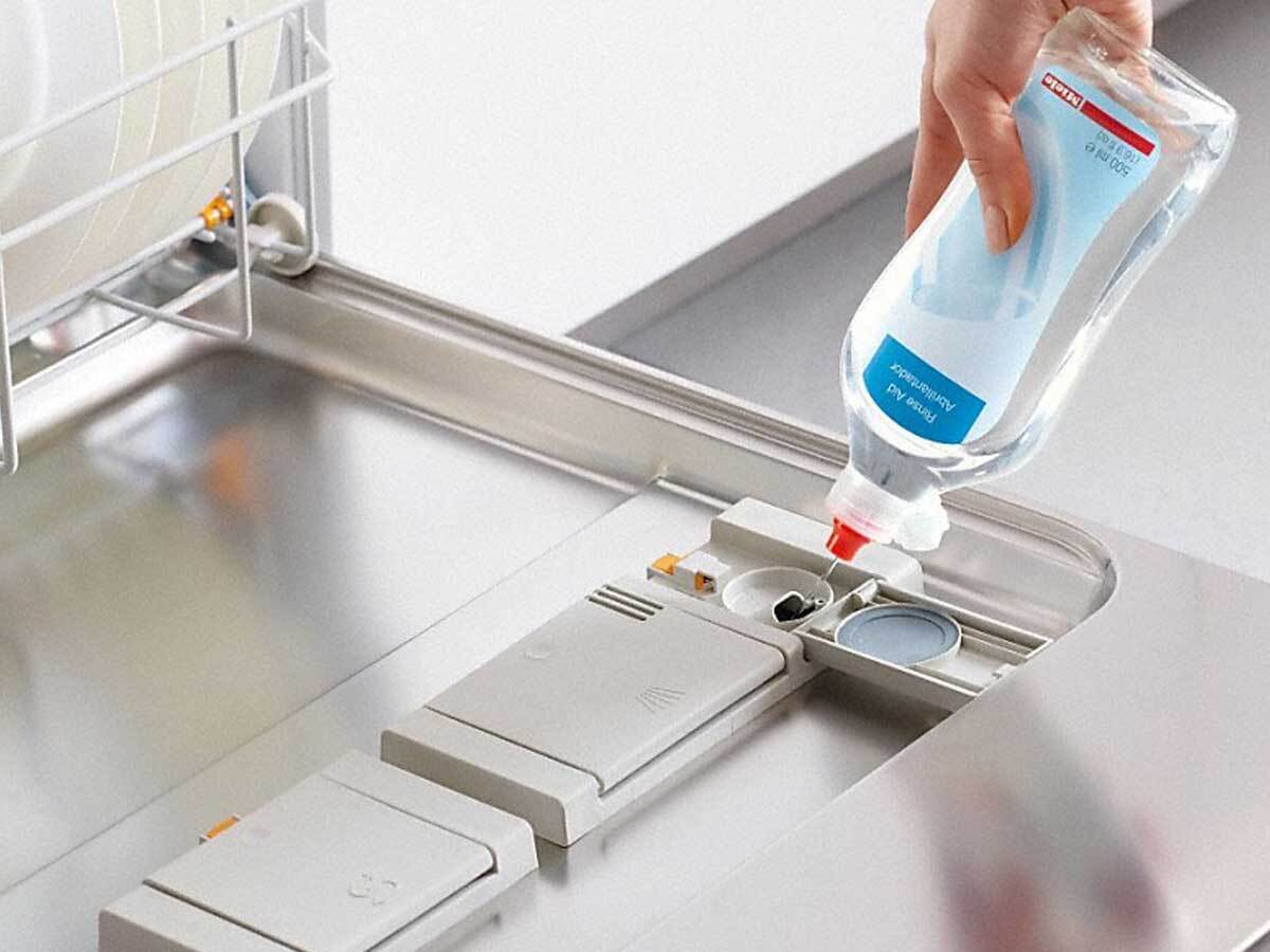 چه مقدار نمک و جلادهنده در ماشین ظرفشویی بریزیم؟ چه مقدار نمک و جلادهنده در ماشین ظرفشویی بریزیم؟