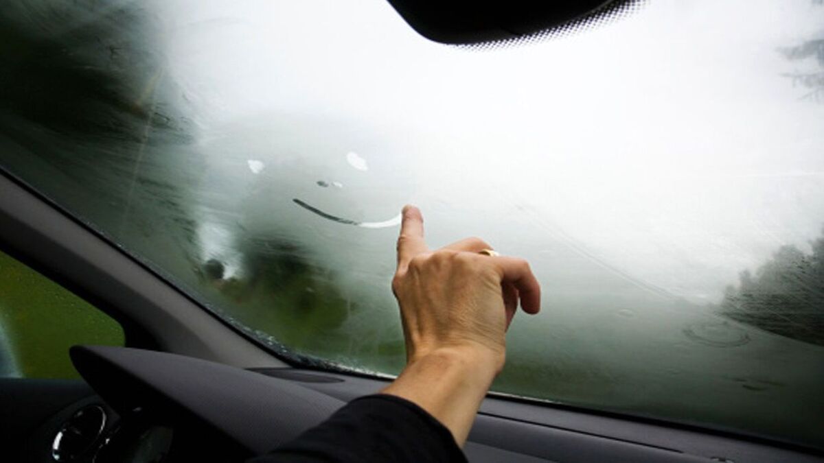 نحوه ضد آب کردن شیشه ماشین با سرکه و آب: راهکاری ساده و جادویی