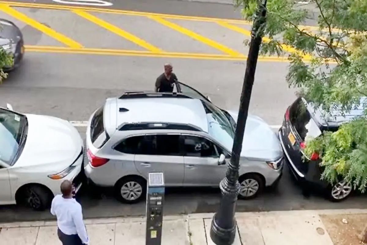 آموزش خروج از پارک دوبل در جای تنگ/ تکنیک‌ طلایی برای رانندگان تازه‌کار + فیلم