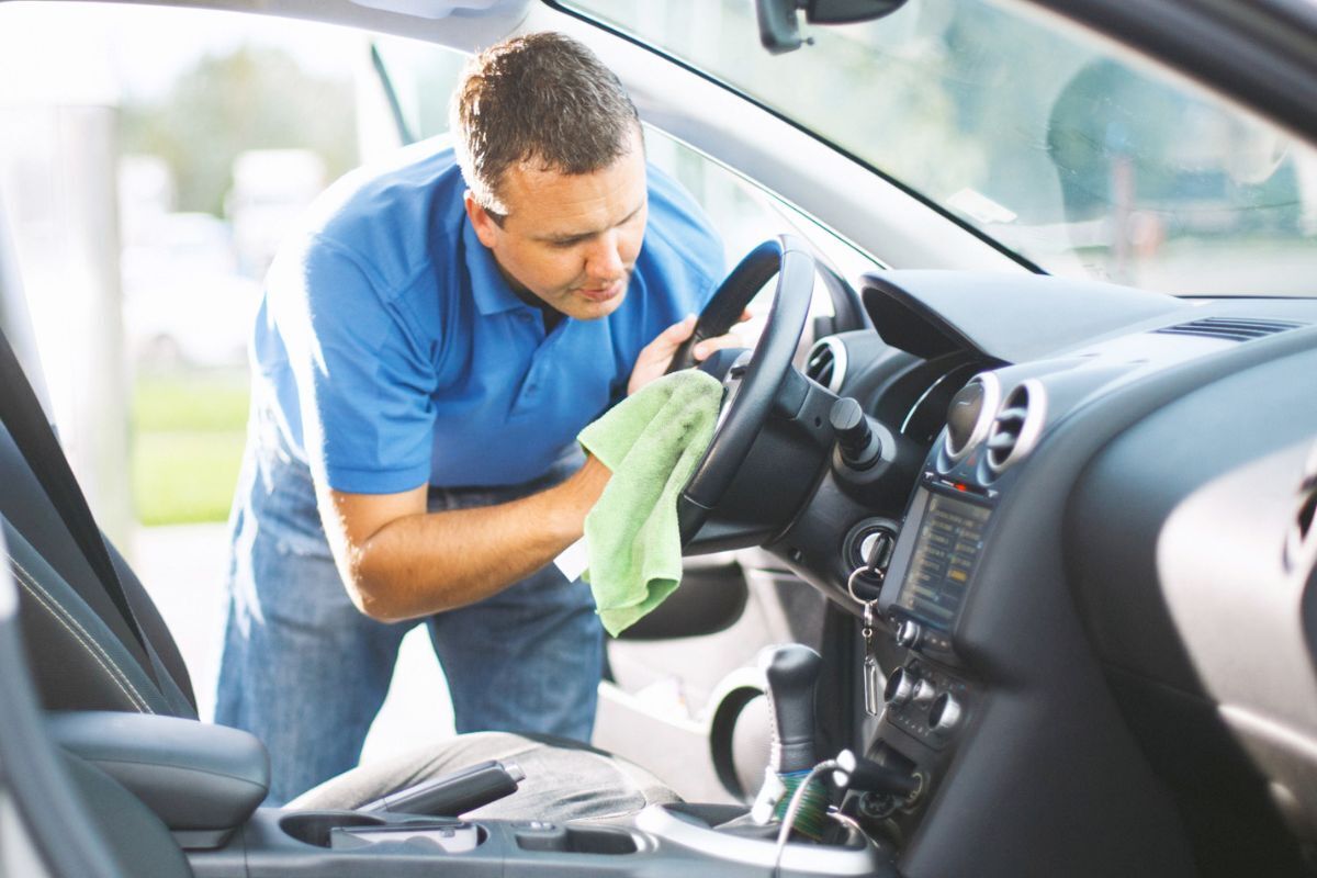 با این ترفند ارزان برای تمیز کردن خودرو دیگر به کارواش نیاز ندارید!/برق انداختن ماشین با وازلین