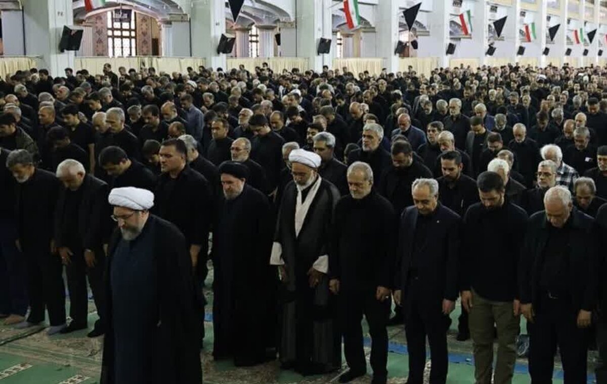 حضور پزشکیان در نماز ظهر عاشورای عزاداران حسینی(ع) + فیلم