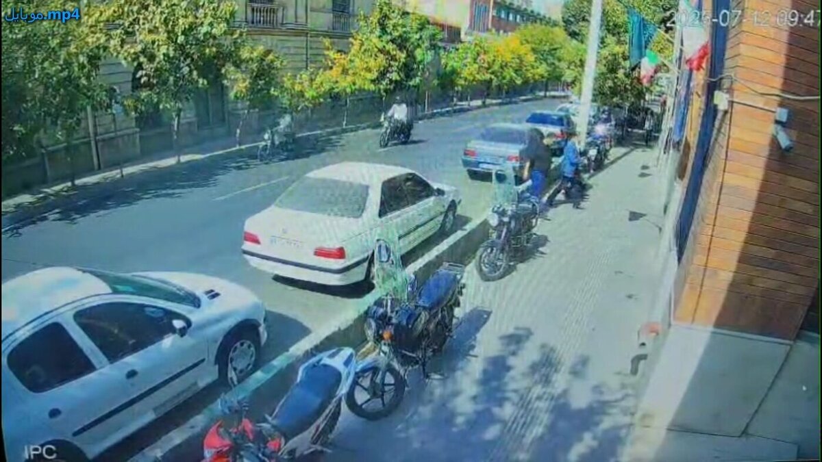 موبایلقاپی مقابل سفارت اروپایی در تهران! +فیلم موبایلقاپی مقابل سفارت اروپایی در تهران! +فیلم