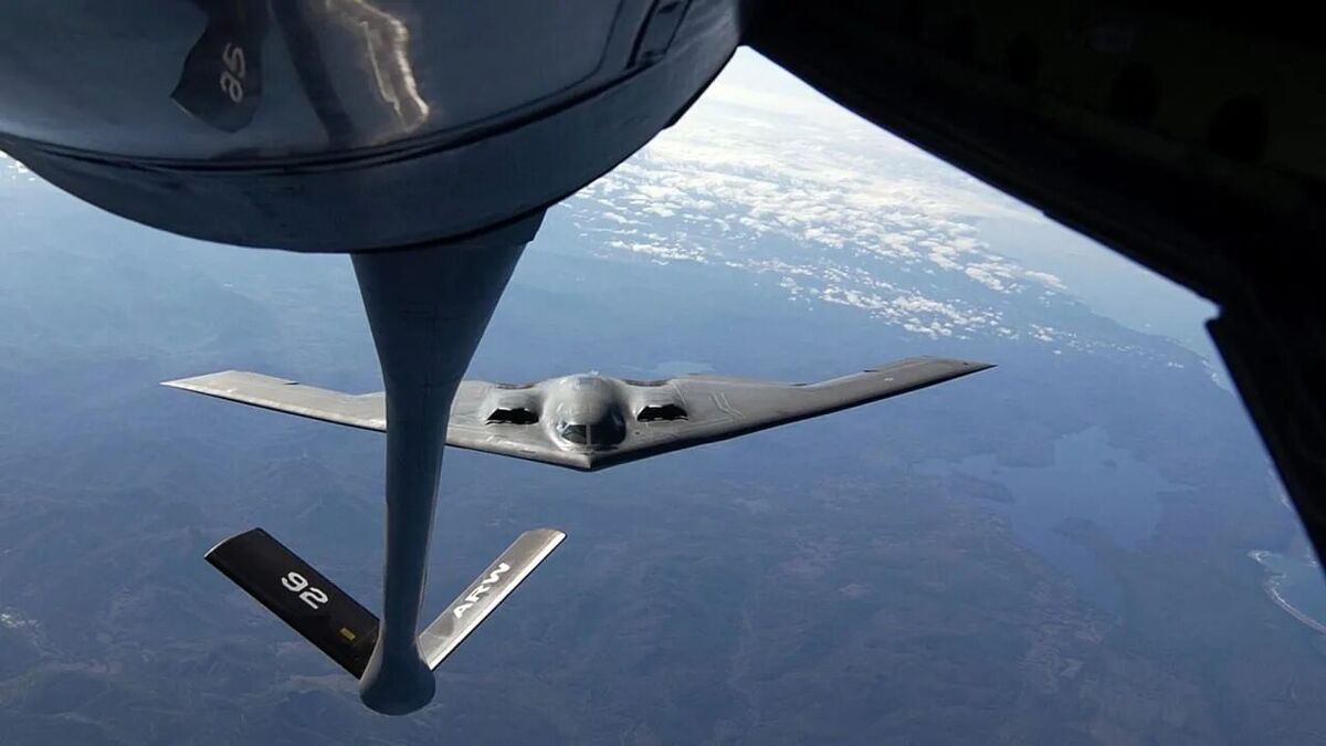 ظهره وند: جنگنده‌های B2 آمریکا یک قارقارک هست / جنگنده‌ها بین راه برای حمله به ایران داشت گم می‌شد + فیلم