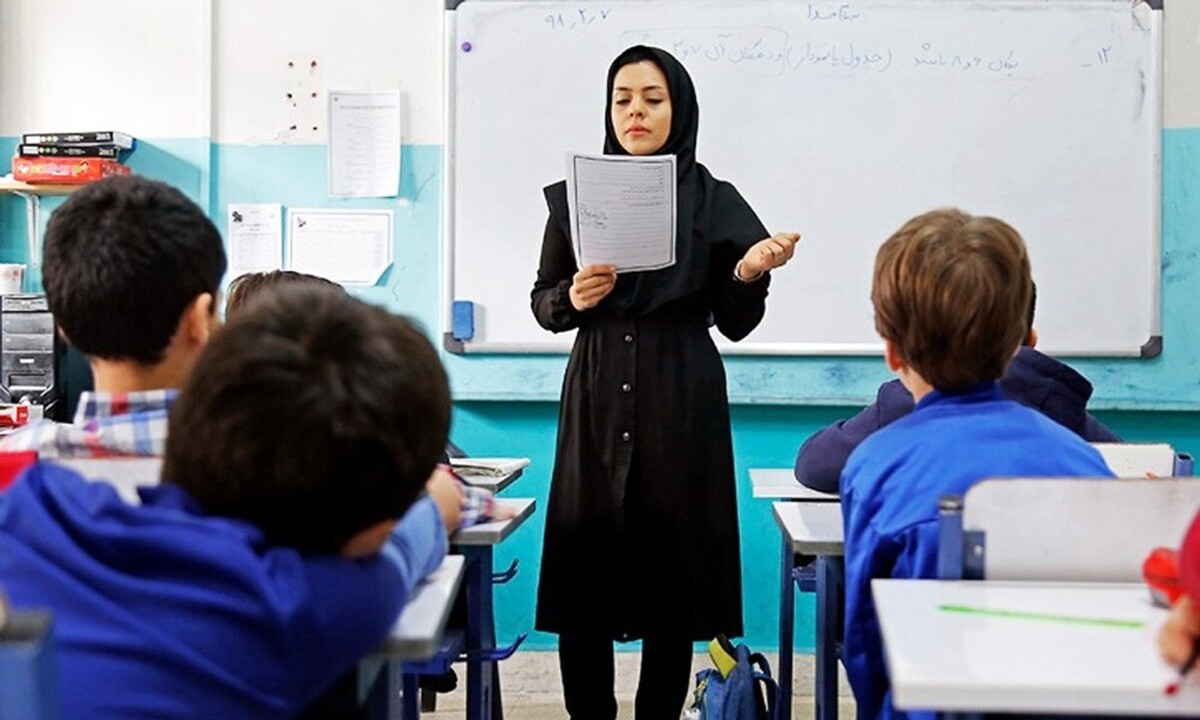 حقوق معلمان در سال ۱۴۰۴ چقدر است؟ / این معلمان حقوق بیشتری دریافت میکنند حقوق معلمان در سال ۱۴۰۴ چقدر است؟ / این معلمان حقوق بیشتری دریافت میکنند