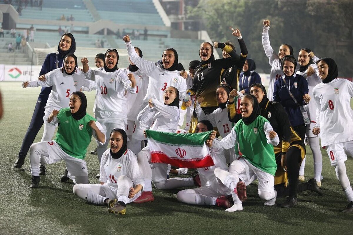 شادی دختران فوتبالیست با پرچم ایران پس از صعود به آسیا + فیلم شادی دختران فوتبالیست با پرچم ایران پس از صعود به آسیا + فیلم