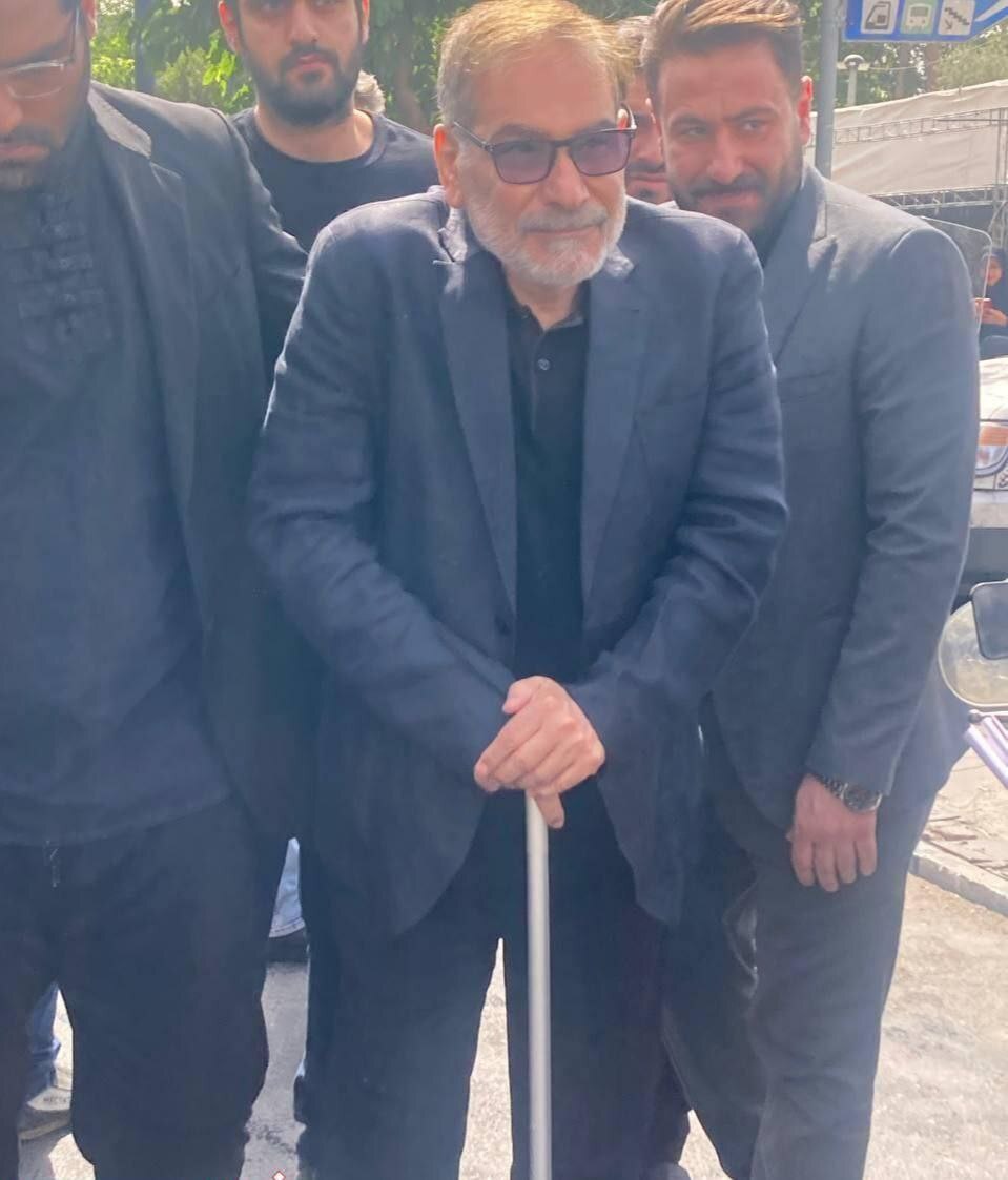 تصویری از حضور علی شمخانی با عصا در مراسم وداع با شهدا
