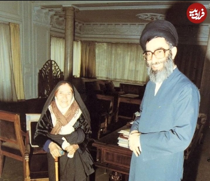 تصویر دیده نشده از رهبر انقلاب در کنار مادرشان خدیجه میردامادی