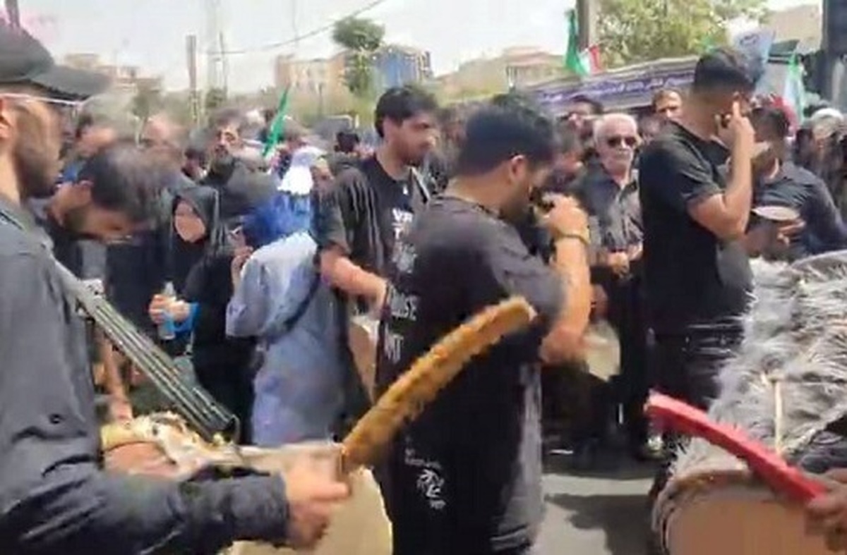 دمام‌زنی در تشییع پیکر سردار شهید حاجی‌زاده+ فیلم