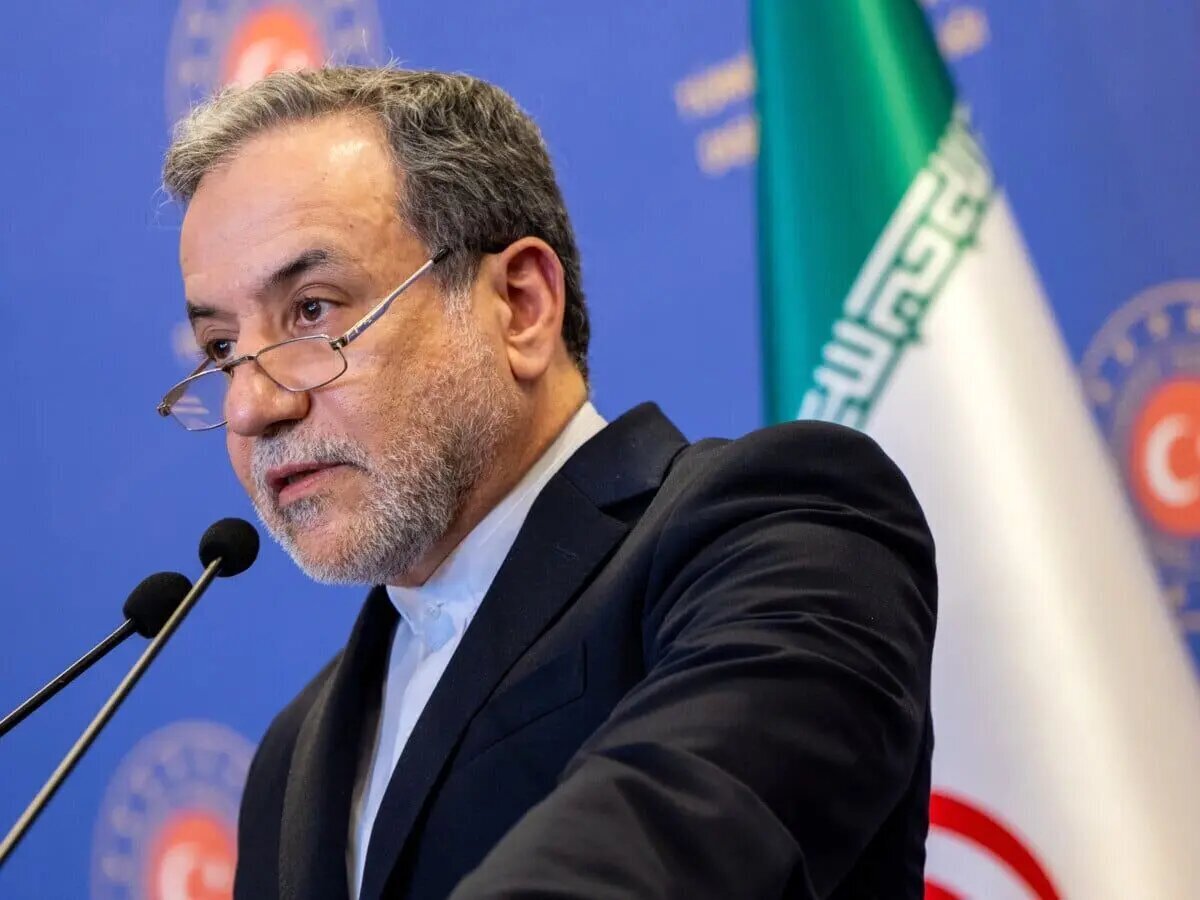 عراقچی: رهبر انقلاب زمان مذاکره و جنگ، با عصای موسی گونه‌شان راه را باز کردند+ فیلم