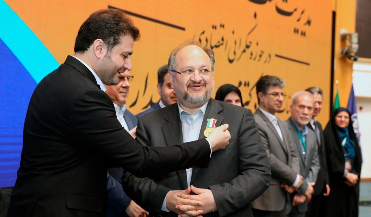 اعطای نخستین نشان ملی مدیریت کسب‌وکار کشور در حکمرانی اقتصادی به دکتر محمد شریعتمداری
